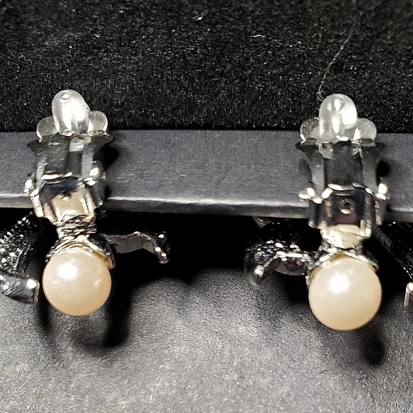 VNTG Lilylin Crystal & Faux Pearl Silvertone Heart & Bows Brooch and Earring set - Picture 6 of 13